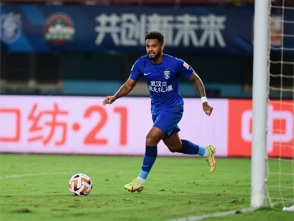 绍尔传射助力绝杀 武汉三镇逆转河南2-1 比赛接近尾声时,武汉三镇迎来了致命机会。