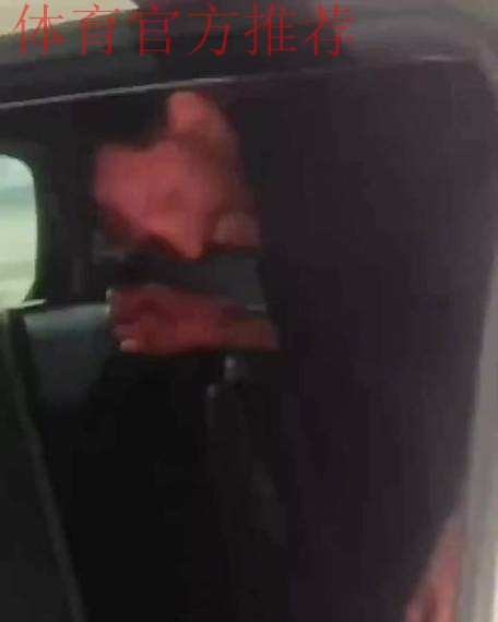 入乡随俗！梅西面带笑容与德保罗一同挤入面包车后排狭小空间